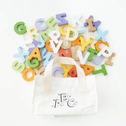 Alphabet en bois et sac en tissu