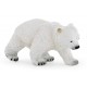 Bébé ours polaire marchant